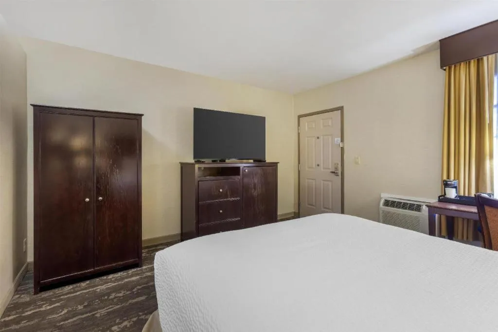 Bed in Best Western Frontier Motel