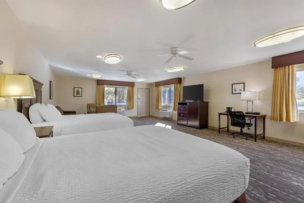 Bed in Best Western Frontier Motel