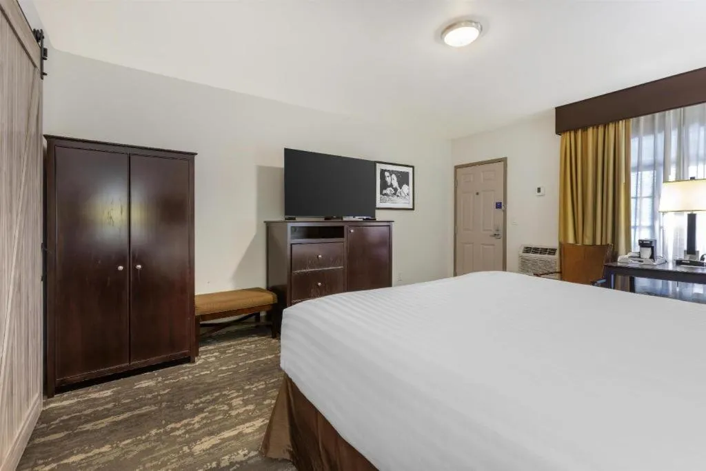 Bed in Best Western Frontier Motel