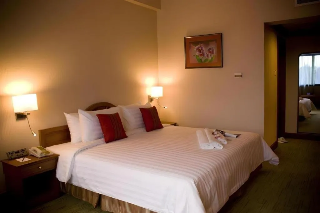 Bed in The CentrePoint Hotel