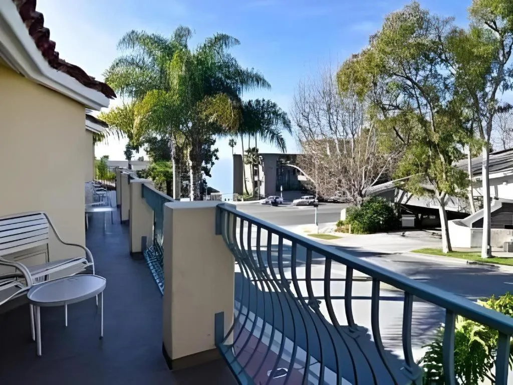 Laguna Brisas - A Beach Hotel