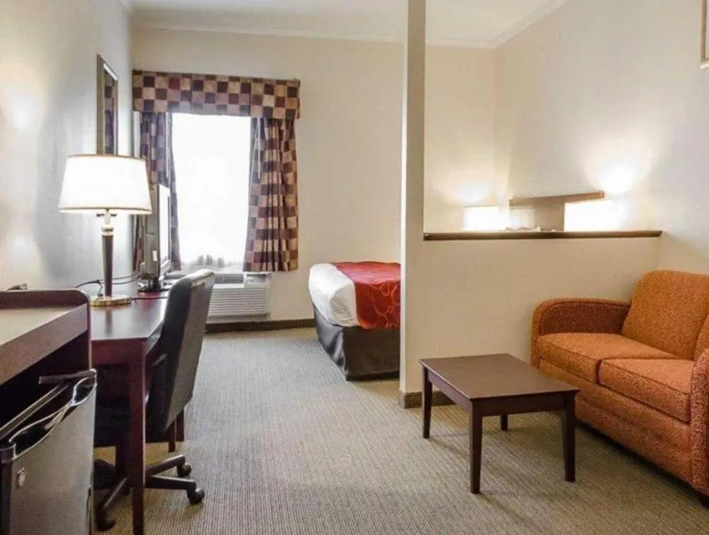 Bed in Quality Suites Jeffersonville - Louisville North