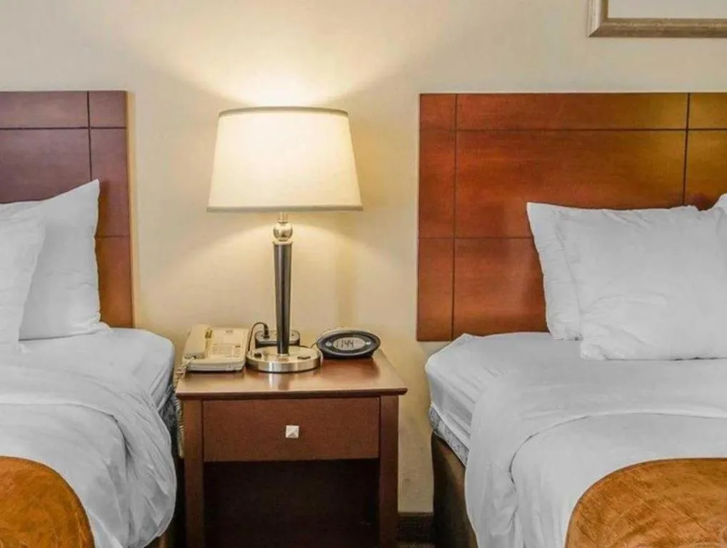 Bed in Quality Suites Jeffersonville - Louisville North