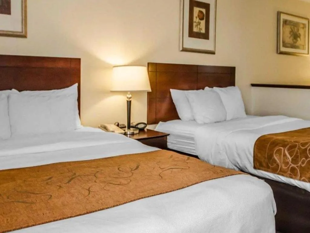 Bed in Quality Suites Jeffersonville - Louisville North