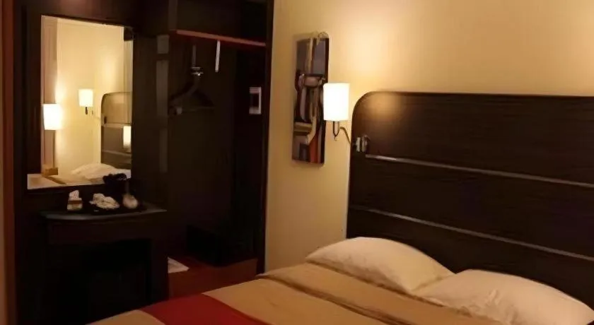 Bed in Travello Hotel Manado