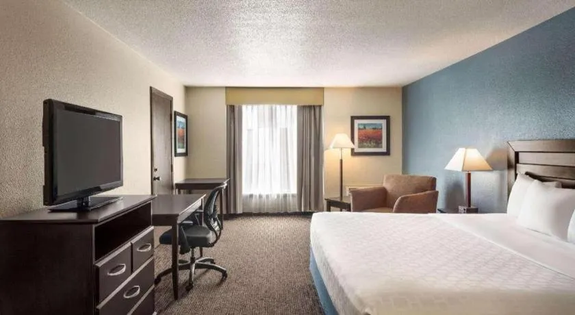Bed in AmericInn by Wyndham La Crosse Riverfront-Conference Center