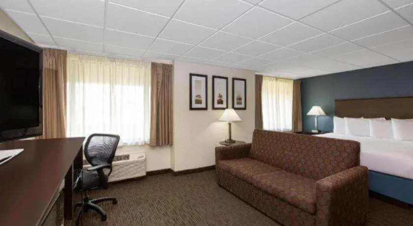 AmericInn by Wyndham La Crosse Riverfront-Conference Center