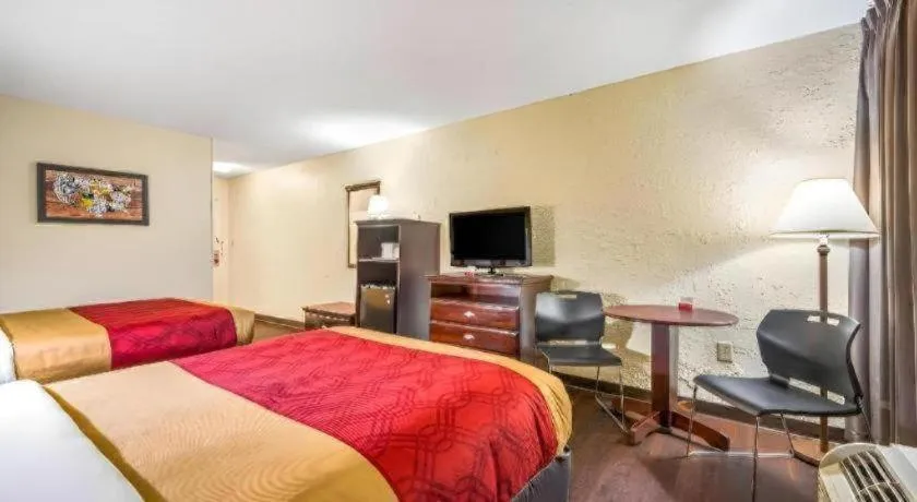 Bed in Econo Lodge Corinth