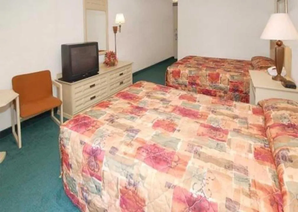 Bed in Econo Lodge Corinth