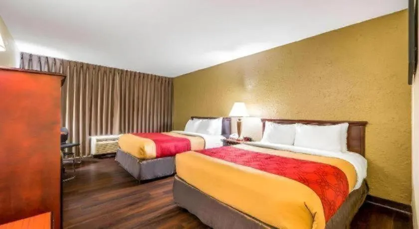 Bed in Econo Lodge Corinth