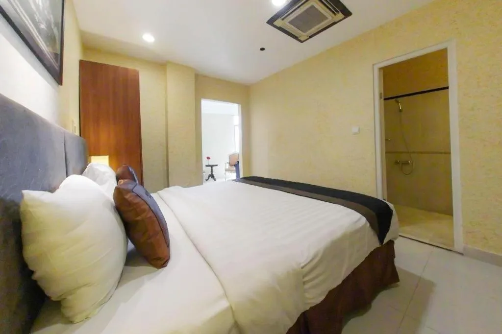 Bed in Amos Cozy Hotel Melawai