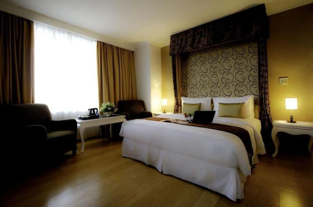 Bed in Amos Cozy Hotel Melawai