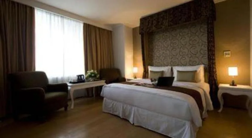 Bed in Amos Cozy Hotel Melawai