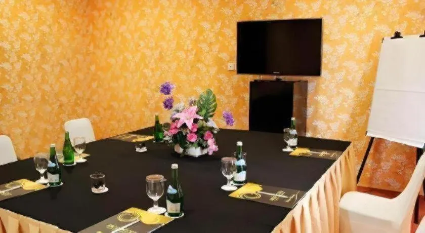 Amos Cozy Hotel Melawai