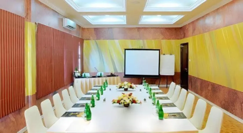 Amos Cozy Hotel Melawai