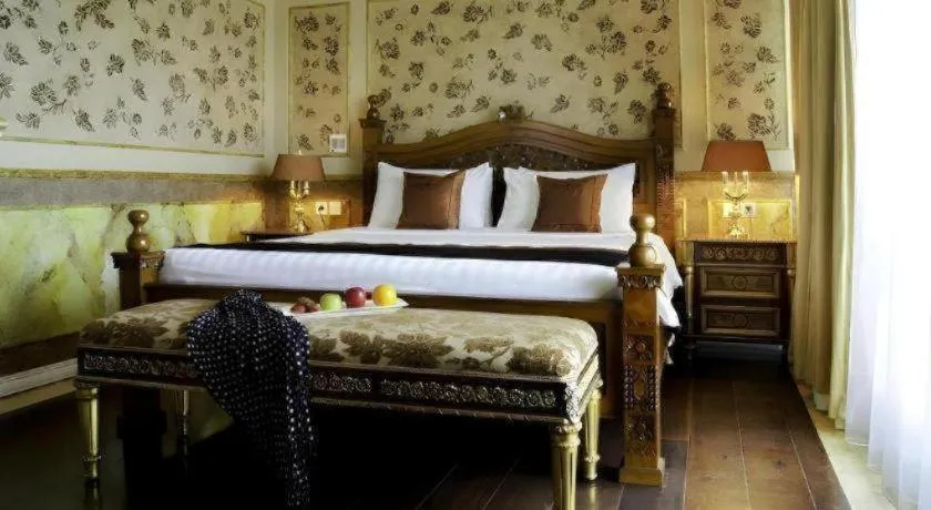 Bed in Amos Cozy Hotel Melawai