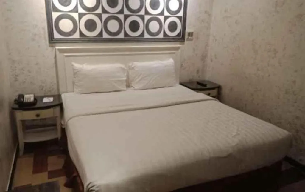 Bed in Amos Cozy Hotel Melawai