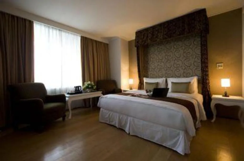 Bed in Amos Cozy Hotel Melawai