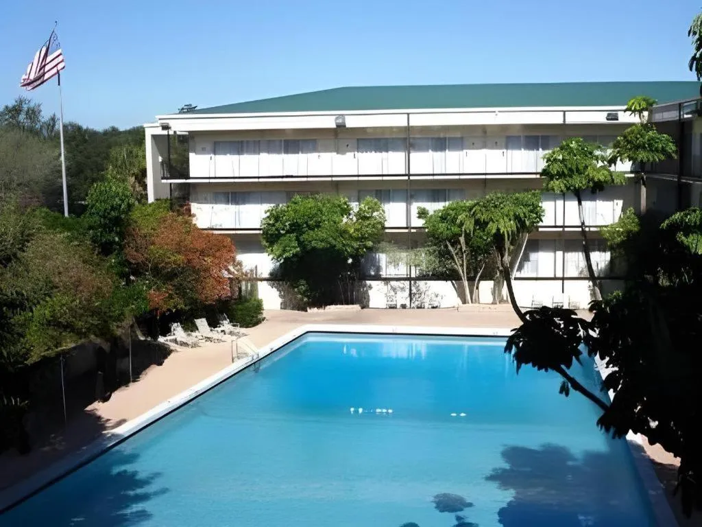 Magnuson Grand Conference Hotel