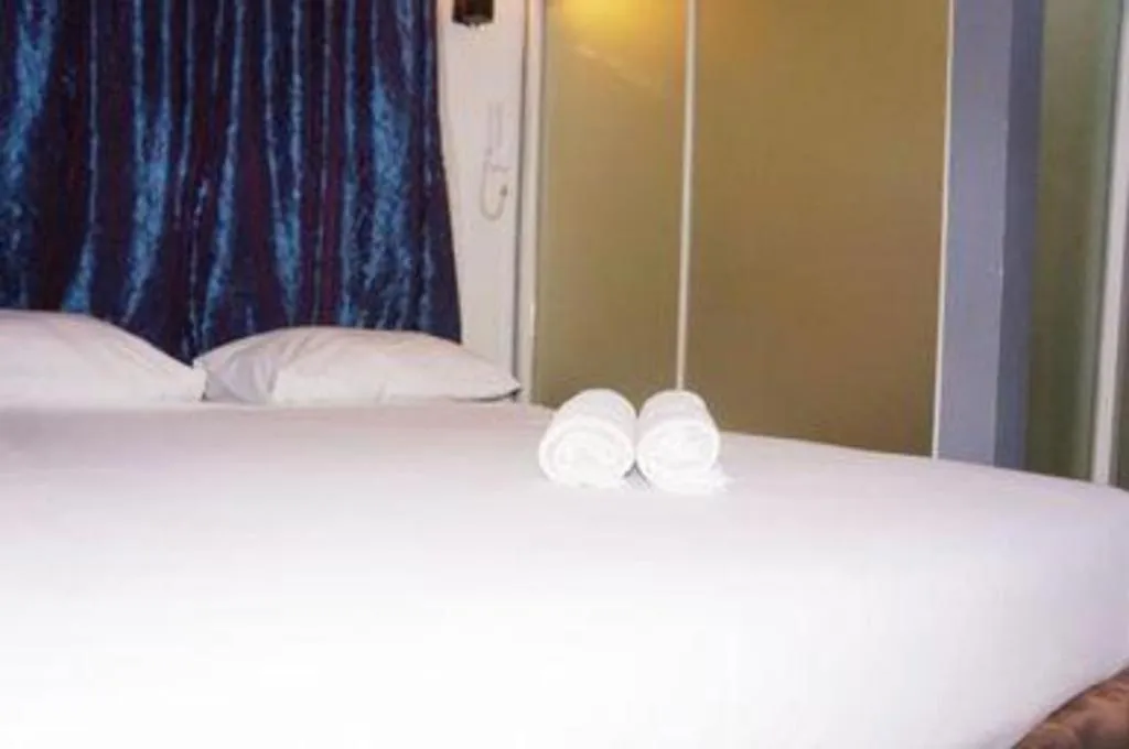 Bed in Win Hotel Blok M