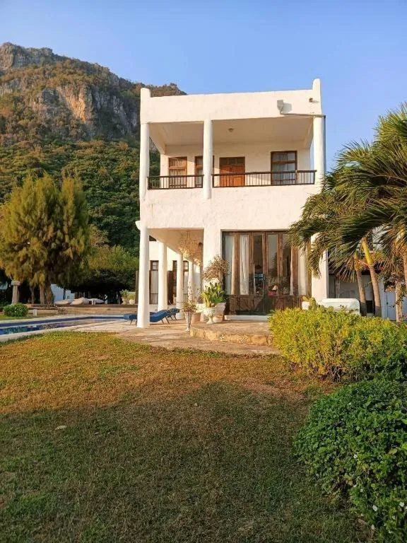 Brassiere Beach Hotel