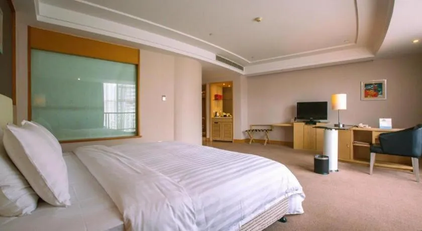 Bed in Dongguan Castfast Hotel
