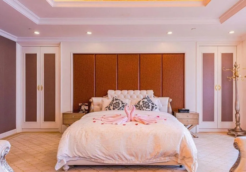 Bed in Dongguan Castfast Hotel