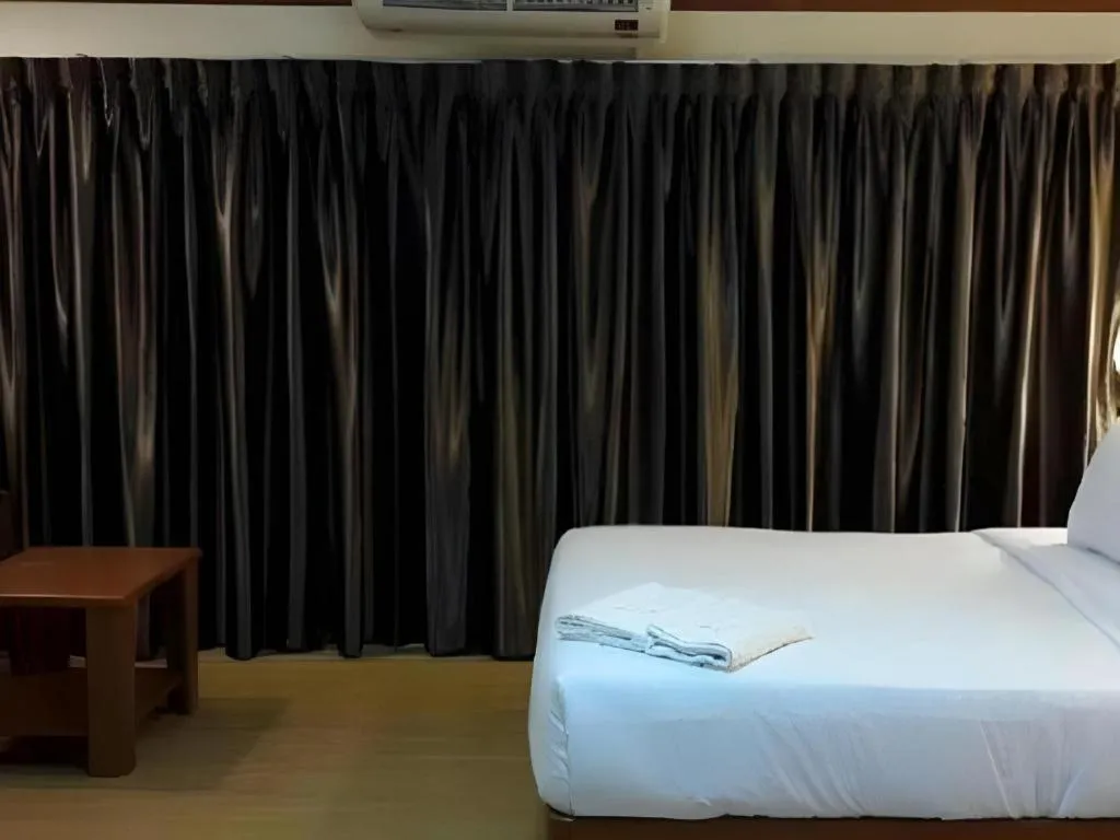 Bed in Sea Falcon on the Water