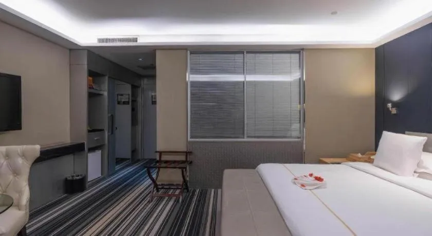 Bed in Urumqi Bayinhe Hotel