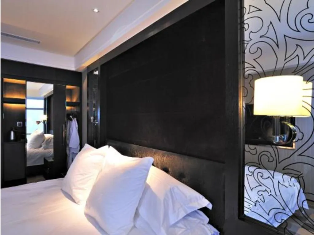 Bed in Urumqi Bayinhe Hotel