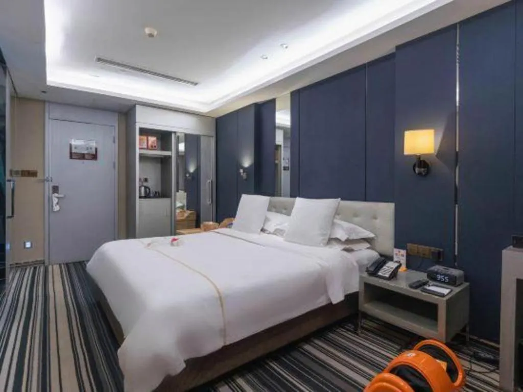 Bed in Urumqi Bayinhe Hotel