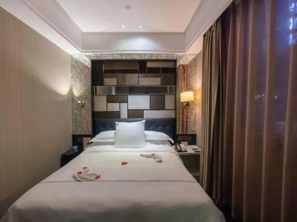 Bed in Urumqi Bayinhe Hotel