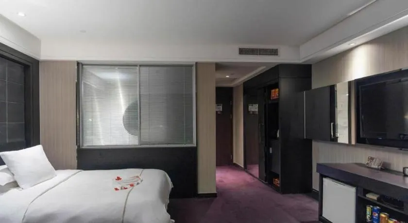 Bed in Urumqi Bayinhe Hotel