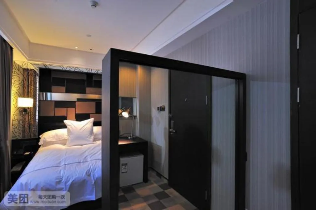 Bed in Urumqi Bayinhe Hotel