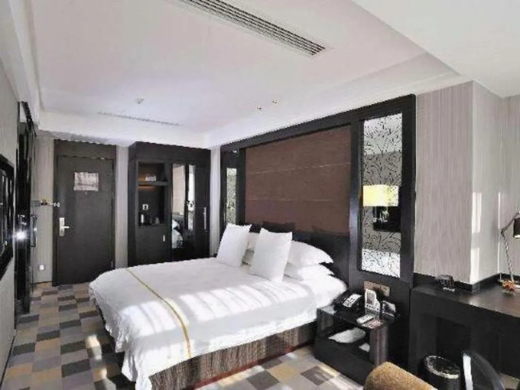 Bed in Urumqi Bayinhe Hotel