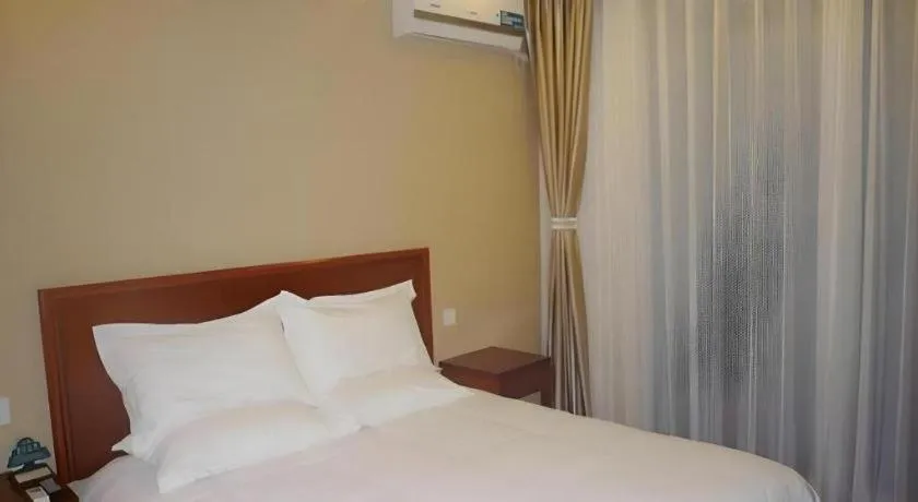 Bed in GreenTree Inn Jiangsu Wuxi Meiyuan Kaiyuan Temple Subway Master Station Express Hotel