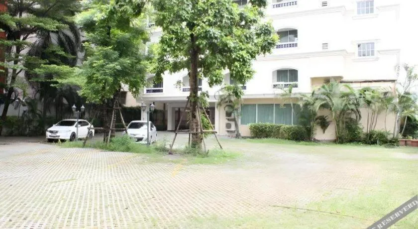 Romance Hotel Srinakarin