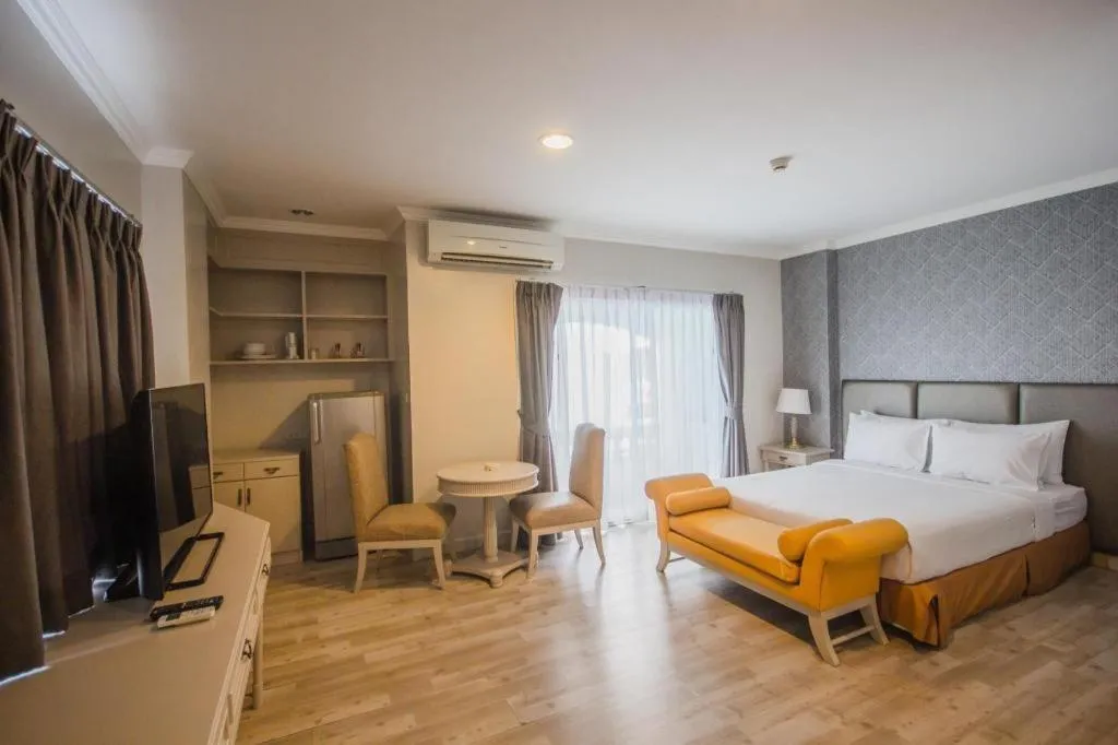 Bed in Romance Hotel Srinakarin