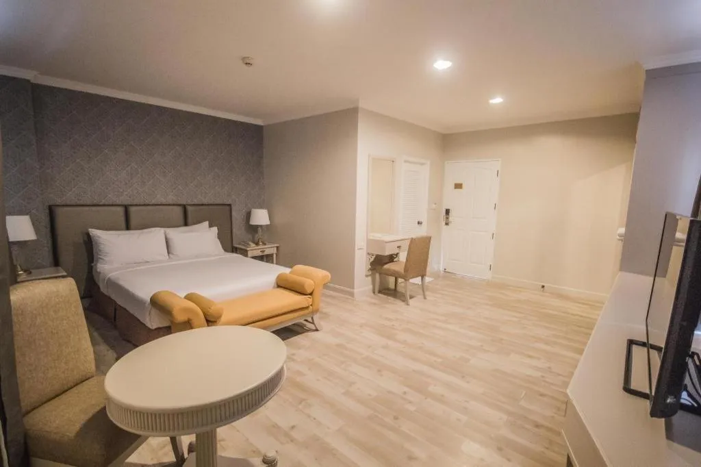 Bed in Romance Hotel Srinakarin