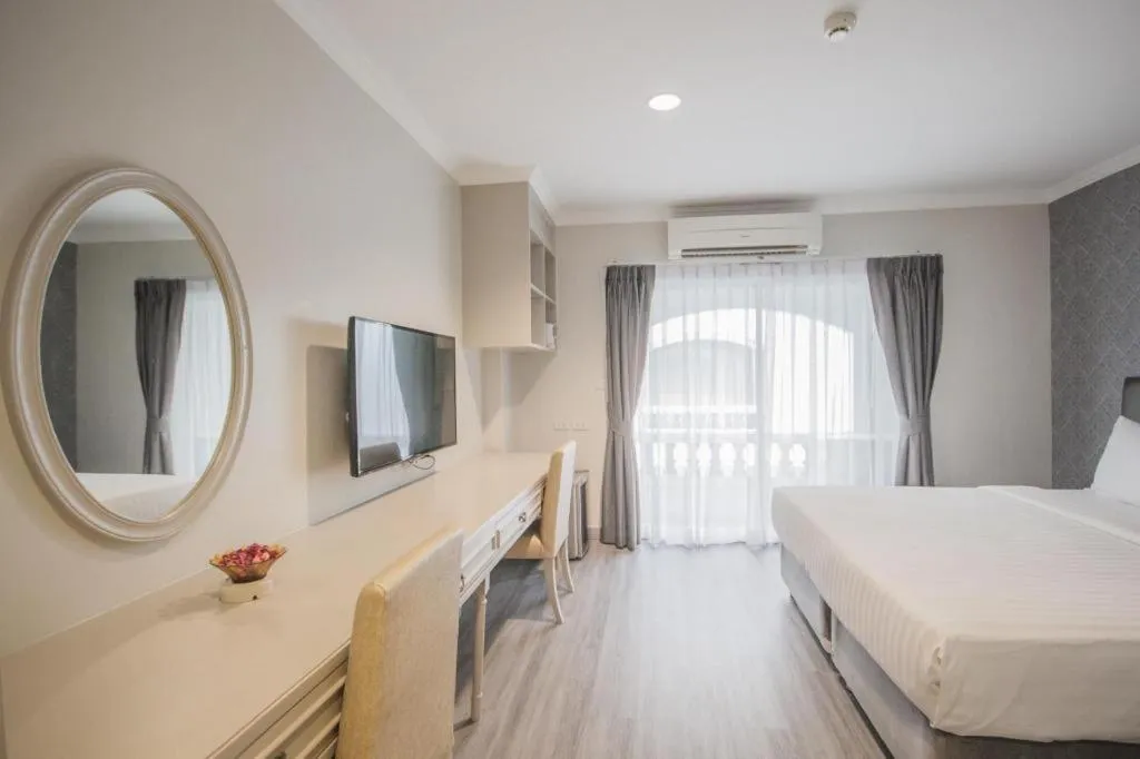 Bed in Romance Hotel Srinakarin