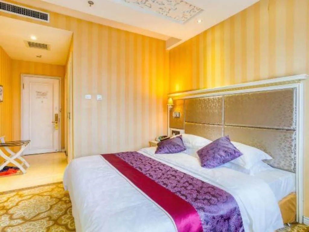 Bed in Changchun Global Hotel