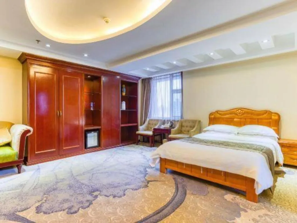 Bed in Changchun Global Hotel