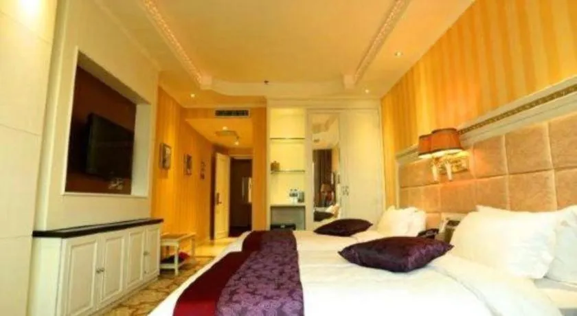Bed in Changchun Global Hotel