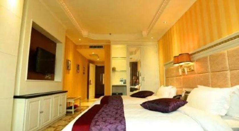 Bed in Changchun Global Hotel
