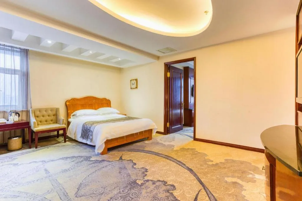 Bed in Changchun Global Hotel