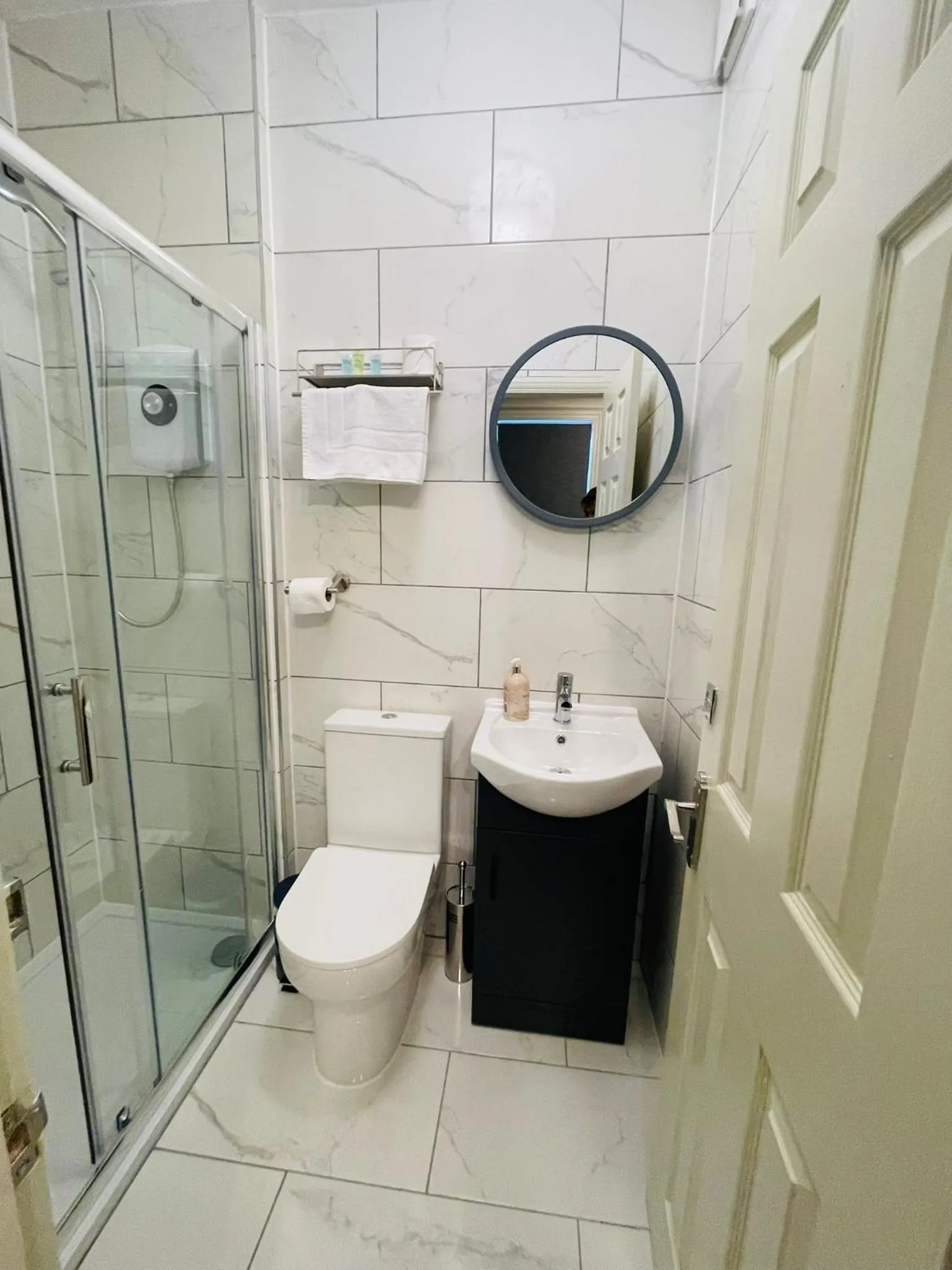 Shower in Eurobar & Hotel