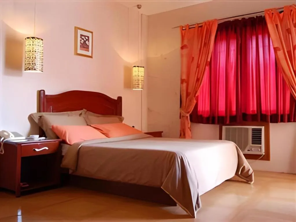 Bed in Alicia Hotel & Restaurant