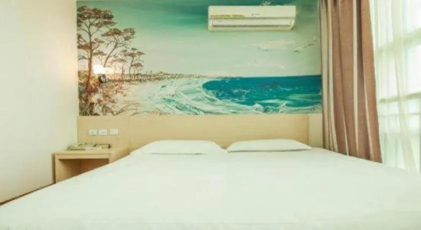 Bed in Super 8 Hotel Jinan Railway Station Square