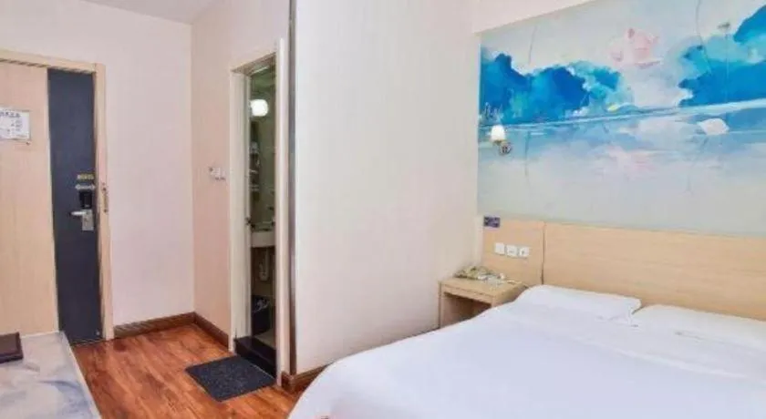 Bed in Super 8 Hotel Jinan Railway Station Square