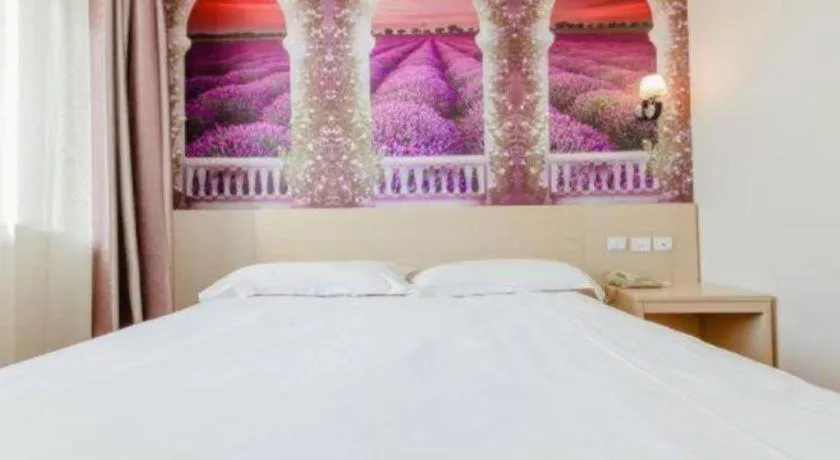 Bed in Super 8 Hotel Jinan Railway Station Square